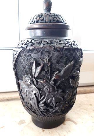 Vaso con coperchio in lacca nera