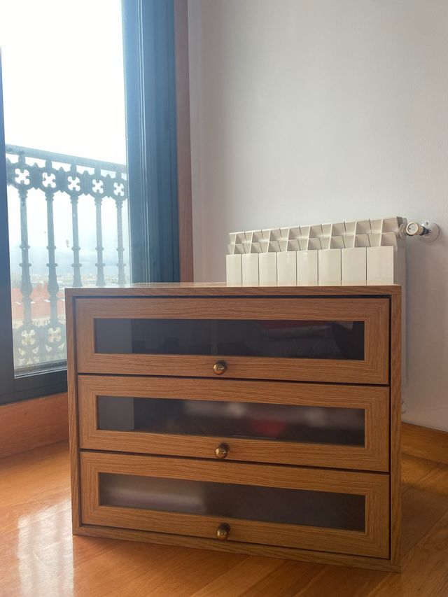 Cómoda baja de madera con 3 cajones