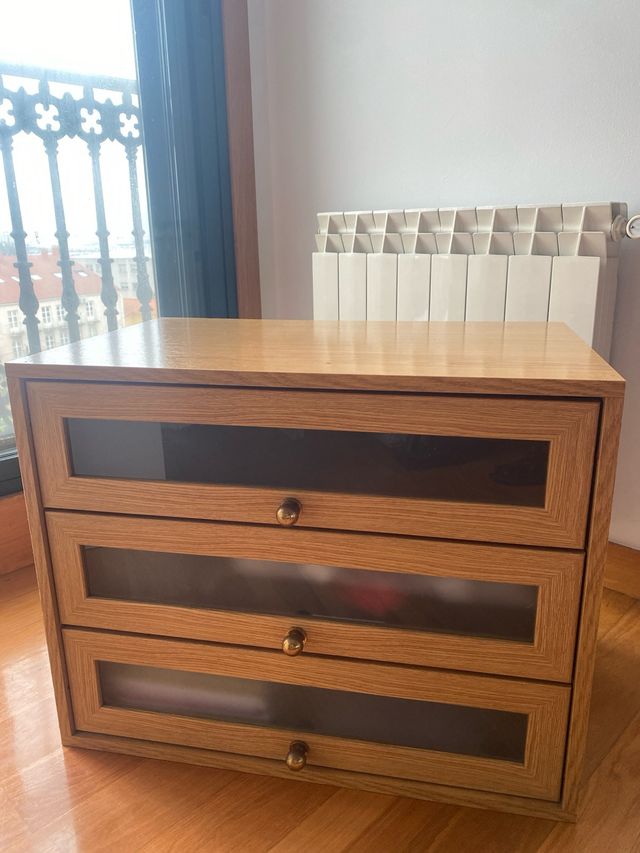 Cómoda baja de madera con 3 cajones