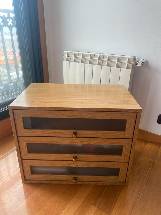 Cómoda baja de madera con 3 cajones