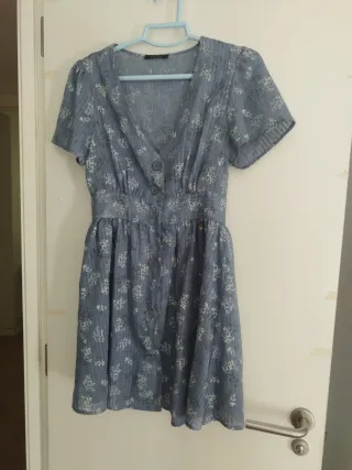 Vestido floral azul y blanco