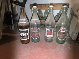 Scatola di legno con bottiglie antiche