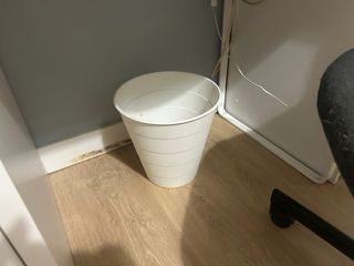 Mesa estudio, silla, lámpara y papelera