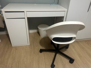 Mesa estudio, silla, lámpara y papelera