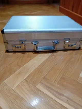 Caja de herramientas con combinación