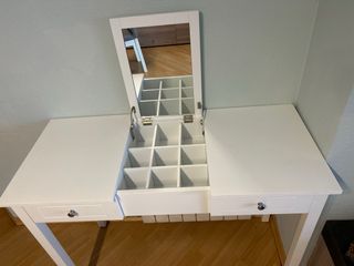 Tavolo da scrivania e trucco bianco