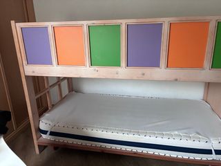 Cama infantil con paneles de colores