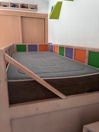 Cama infantil con paneles de colores