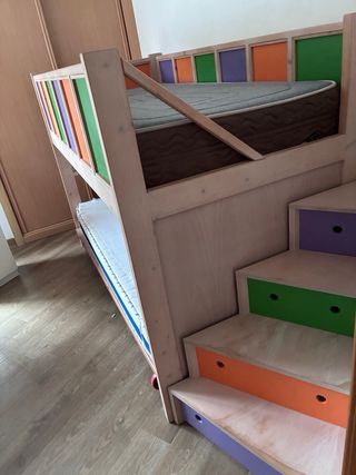 Cama infantil con paneles de colores