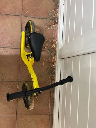 Bicicleta sin pedales Womy amarilla