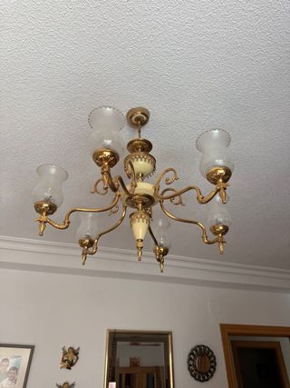 Lámpara de araña dorada y cristal