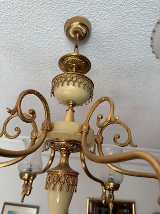 Lámpara de araña dorada y cristal