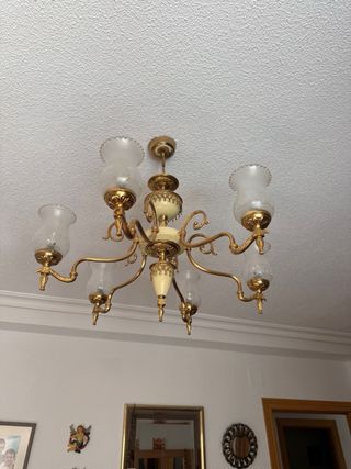 Lámpara de araña dorada y cristal