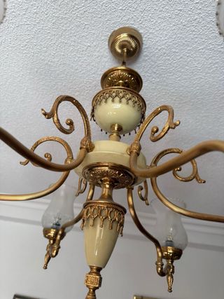 Lámpara de araña dorada y cristal