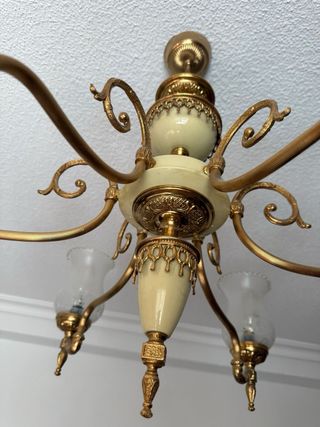 Lámpara de araña dorada y cristal