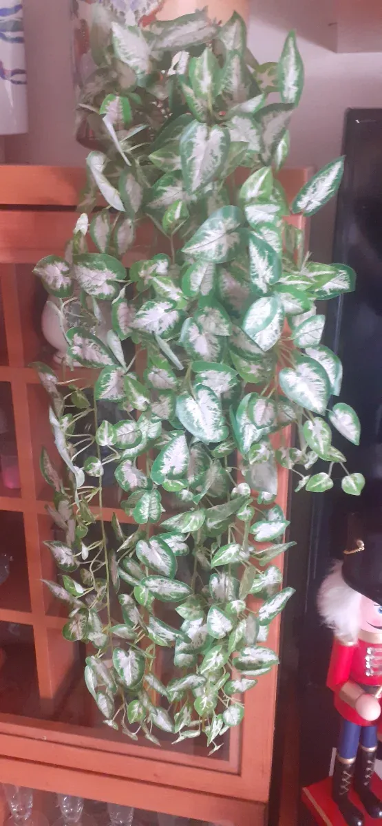 Pianta artificiale con cesta