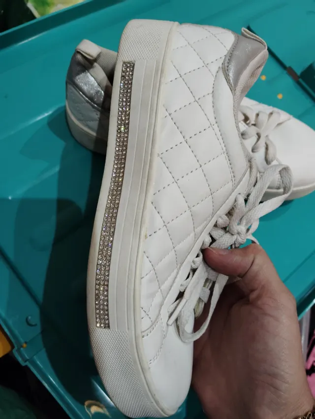 Zapatillas blancas con detalles plateados