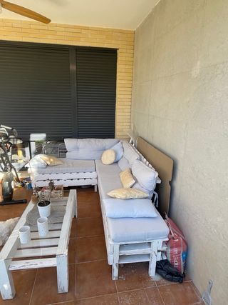 Sofá Chaiselongue y Mesa Palets