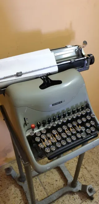 MÁQUINA DE ESCRIBIR HISPANO OLIVETTI