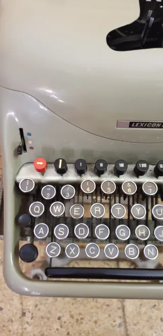 MÁQUINA DE ESCRIBIR HISPANO OLIVETTI