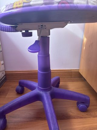 Silla infantil para escritorio morada.