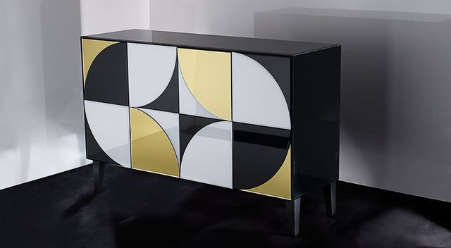 Credenza in vetro con design geometrico