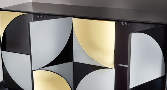 Credenza in vetro con design geometrico