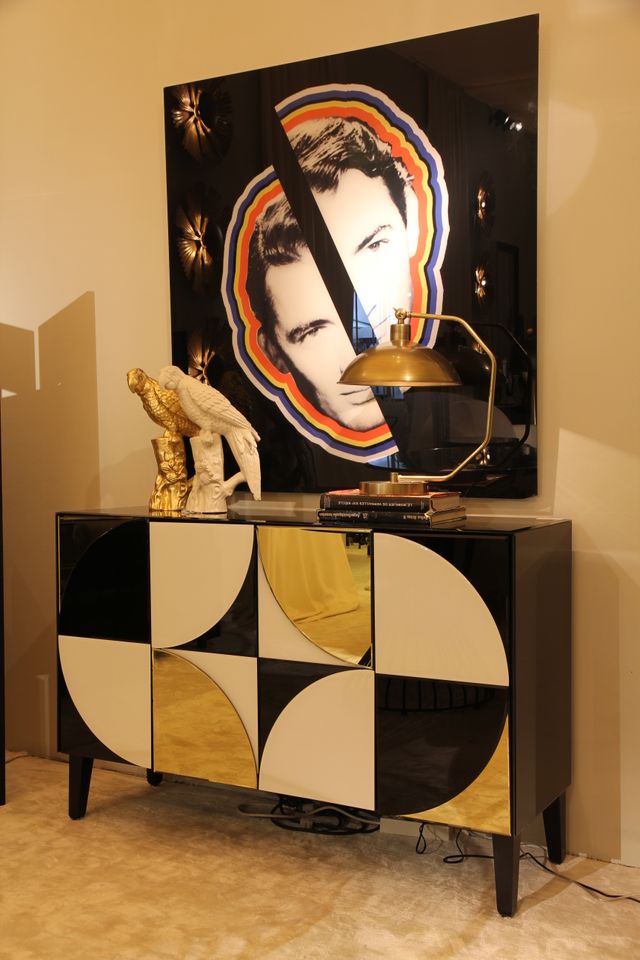 Credenza in vetro con design geometrico