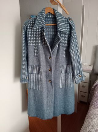 Abrigo azul y blanco