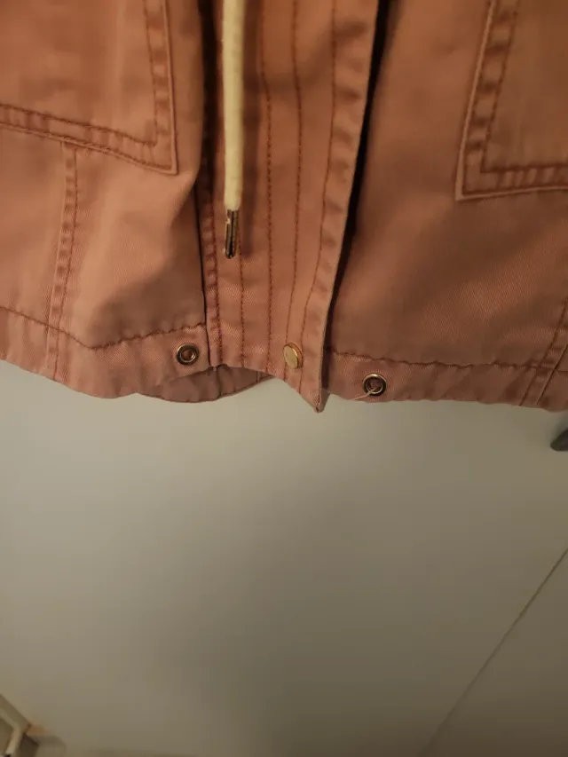 Chaqueta VERO MODA rosa con capucha