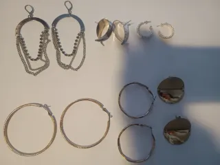 Set de pendientes plateados y dorados
