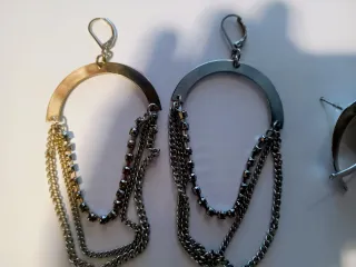 Set de pendientes plateados y dorados