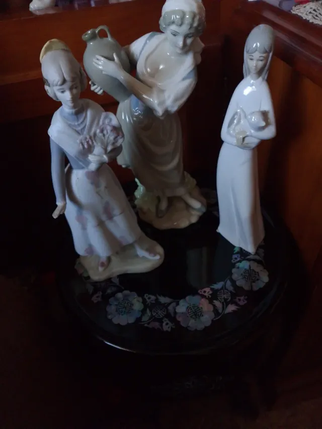 Set di figure in porcellana antiche