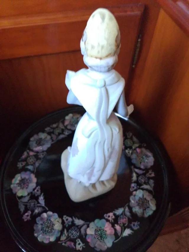 Set di figure in porcellana antiche