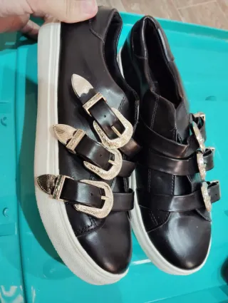 Zapatillas negras con hebillas plateadas