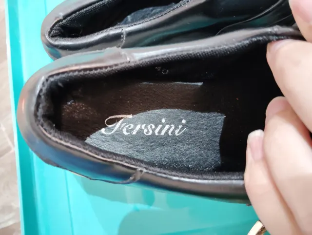 Zapatillas negras con hebillas plateadas