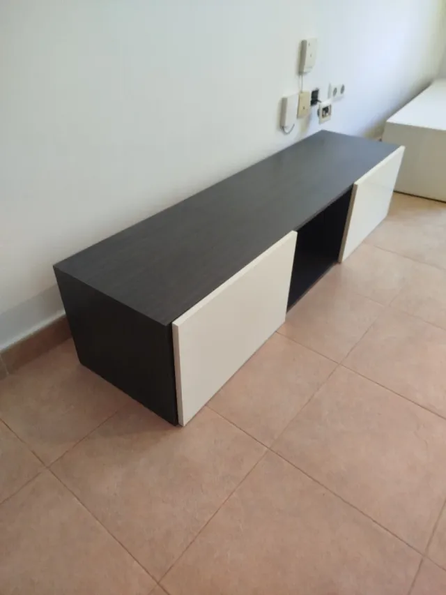 Estantería modular gris y blanca