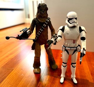 Figuras Chewbacca y Soldado Star Wars a pilas