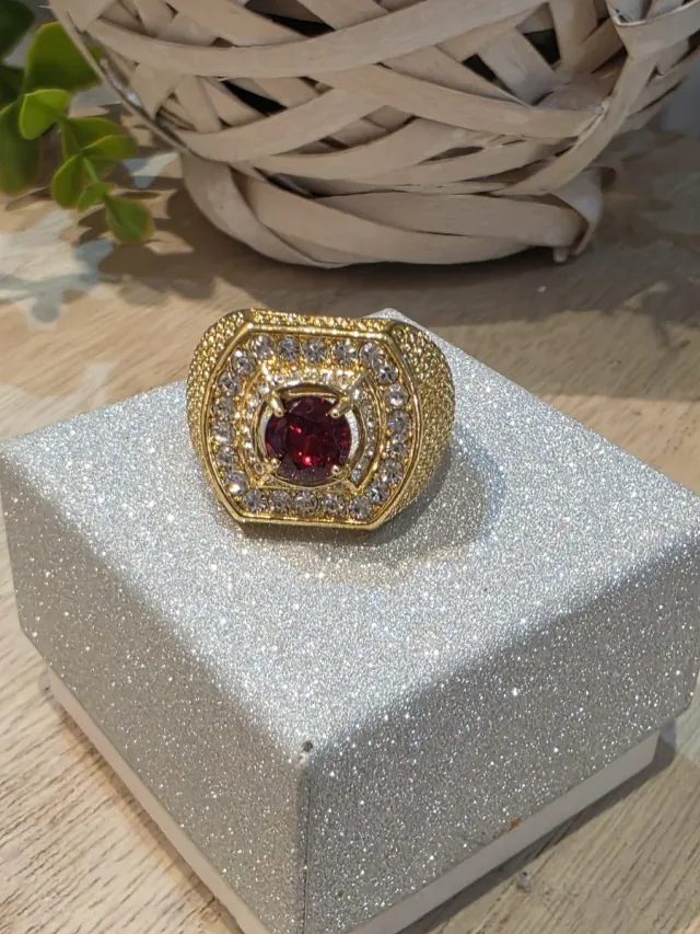 Anel de Homem Dourado com Pedra Vermelha