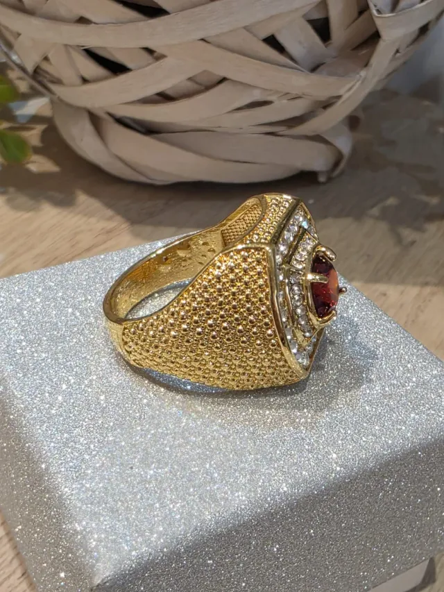 Anel de Homem Dourado com Pedra Vermelha