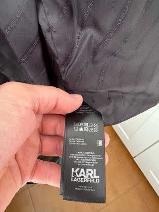 Chaquetón Karl Lagerfeld negro de pluma acolchado