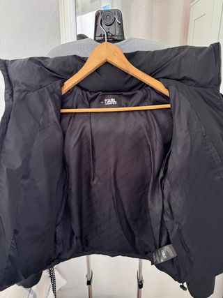Chaquetón Karl Lagerfeld negro de pluma acolchado