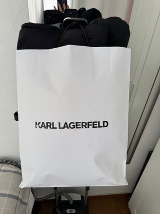 Chaquetón Karl Lagerfeld negro de pluma acolchado