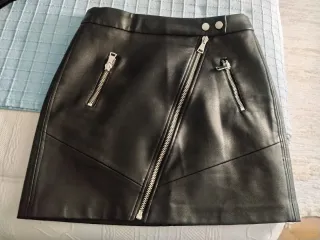 Falda negra efecto piel con cremalleras