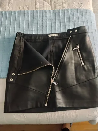 Falda negra efecto piel con cremalleras
