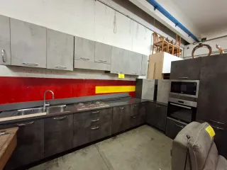 Cucina angolare grigia