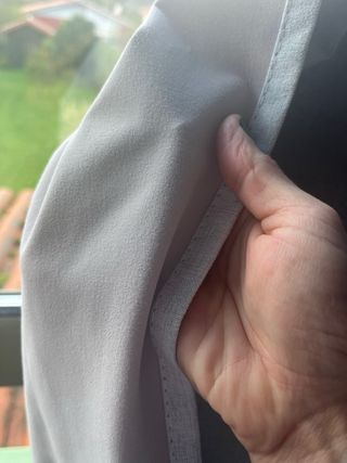 Cortine oscuranti grigi in tessuto. Tre tende