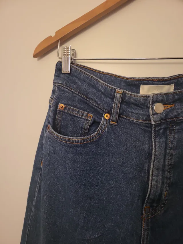 Pantalones vaqueros anchos azules de tiro alto.