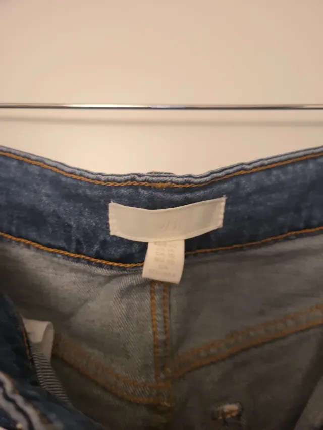 Pantalones vaqueros anchos azules de tiro alto.