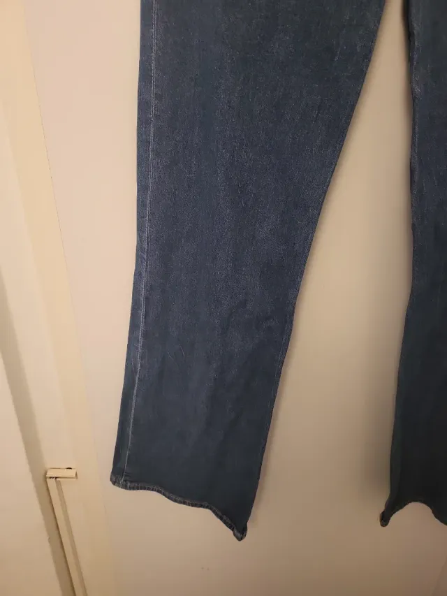 Pantalones vaqueros anchos azules de tiro alto.